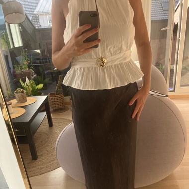 Black satin skirt with elastic waist from Mango 