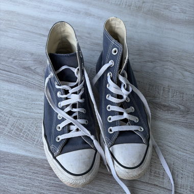 Blaue Converse