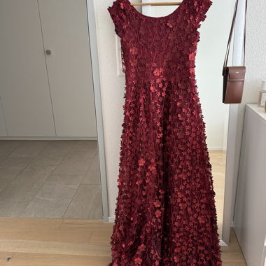 Bordeaux Abendkleid mit Blumenapplikationen
