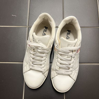 Baskets blanches FILA avec bande holographique