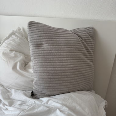 Coussin décoratif gris côtelé Manor