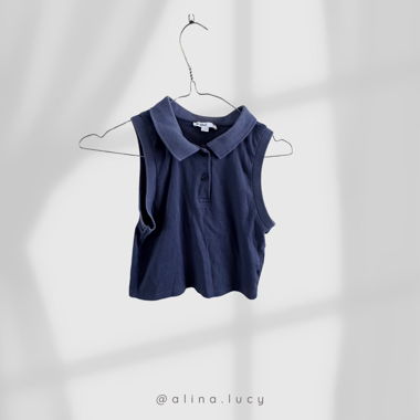 blaues Tanktop mit breiten Trägern