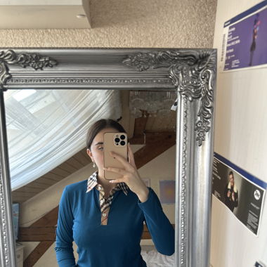 Blaues Langarmshirt mit Kragen 