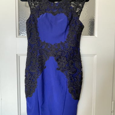 Robe bleu et dentelle noire