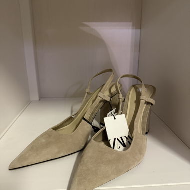 ZARA Sandalen mit Absatz beige
