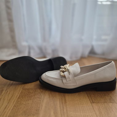 Mocassini color crema con catena