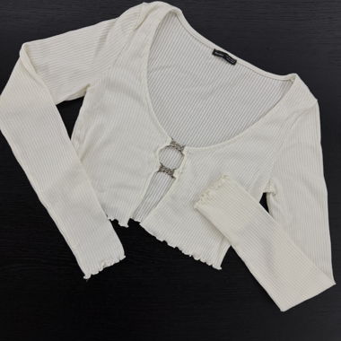 Top corto a coste Bershka con dettaglio metallico