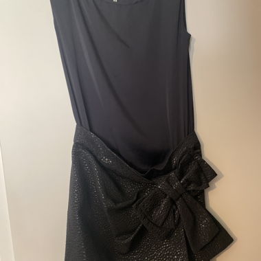 Sleeveless black dress with bow