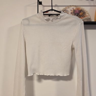 Top corto a costine bianco con maniche lunghe