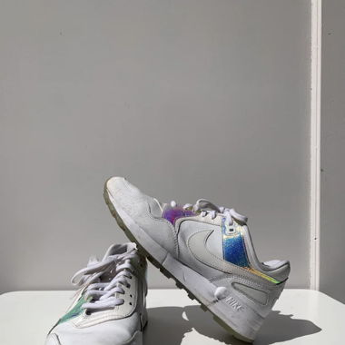 Holographic nikes