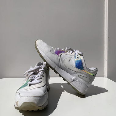 Holographic nikes