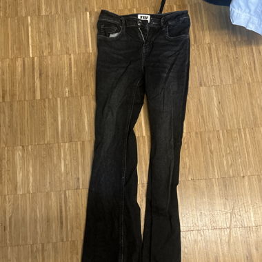 Neu schwarze Bootcut-Jeans
