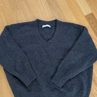 Dunkler V-Ausschnitt-Pullover