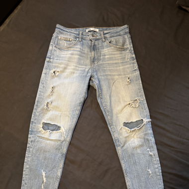 Jean bleu clair troué Zara 