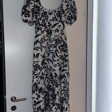 Schwarz-weisses Maxikleid