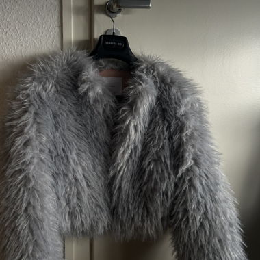 Veste courte en fausse fourrure grise MNG