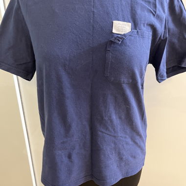 T-shirt blu con tasca sul petto