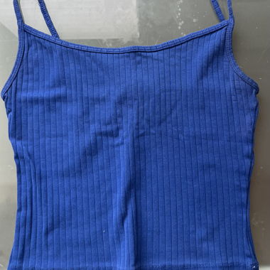 Top bleu à fines bretelles