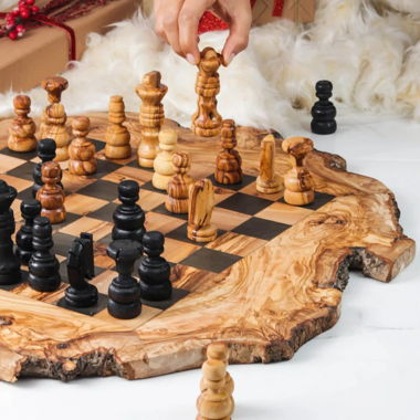 SCHACHSPIEL MIT UNREGELMÄSSIGEM RUSTIKALEN BRETT