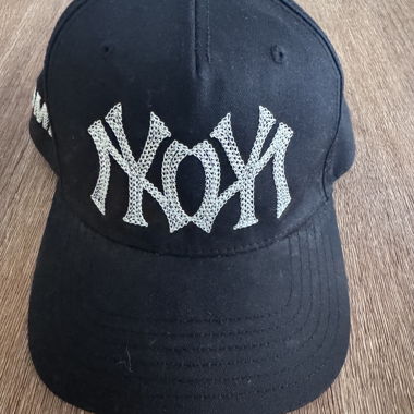 Black Snapback Cap mit weisser Stickerei moma