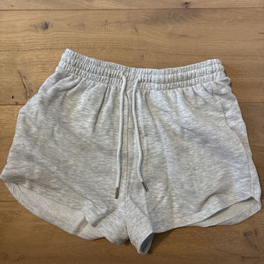 Graue Sweatshorts