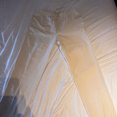 Weisse Hose mit elastischem Bund