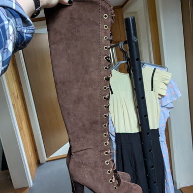 Braune Knee High Boots mit Rüschen