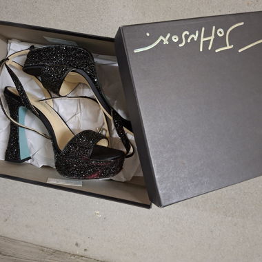 Tacchi alti Betsey Johnson con strass