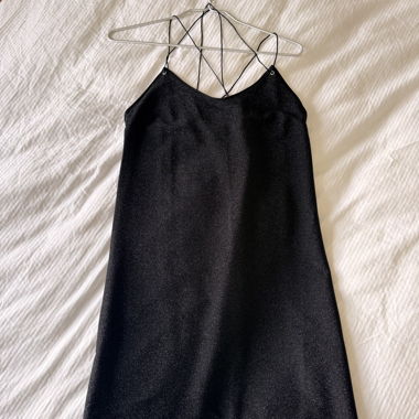 Abito nero con paillettes e spalline sottili