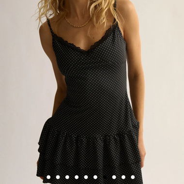 Robe noire à pois