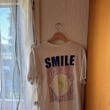 Weisses T-Shirt mit Muster- Alltag 