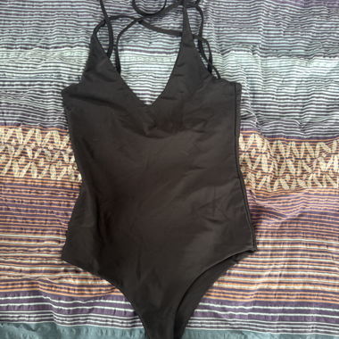 Costume intero nero a collo alto