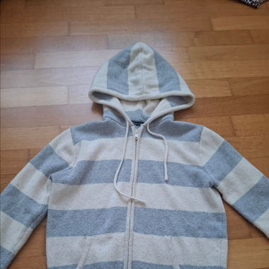 Gestreifte Strickjacke