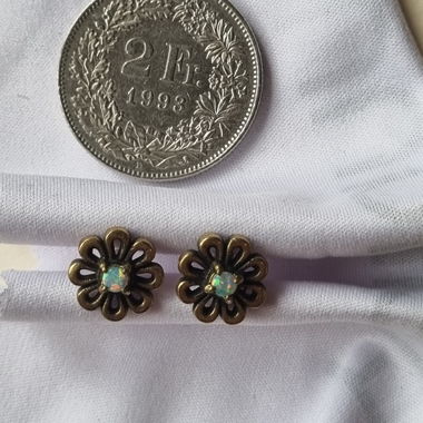 Flower stud earrings
