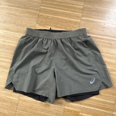 Asics short de course olive