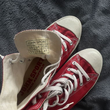 Red converse 