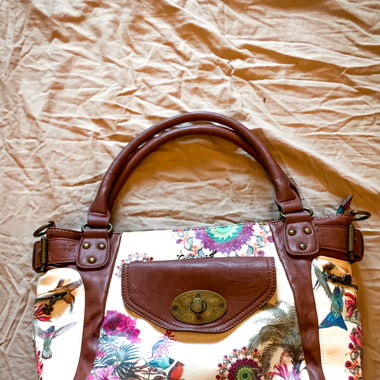 Desigual Handtasche mit Kolibri- und Blumendesign 