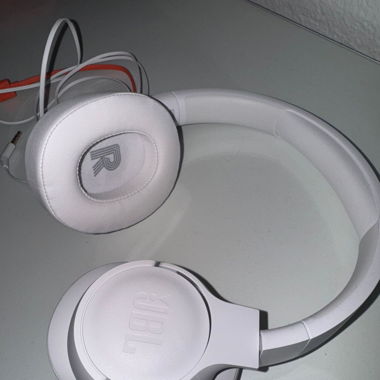 weisse JBL Kopfhörer