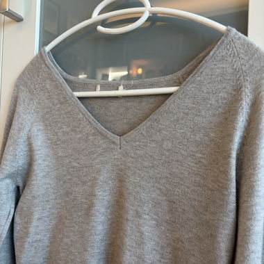Grau melierter V-Ausschnitt Pullover