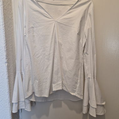 Blusa bianca con maniche a balze