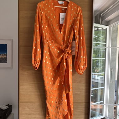 Robe orange cache-coeur avec motif métallique doré