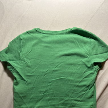 Grünes Top 