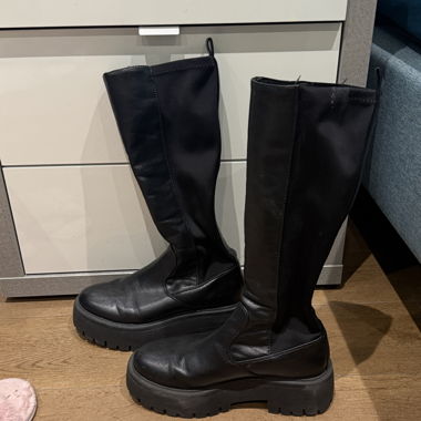 Bottes noires sur le genou