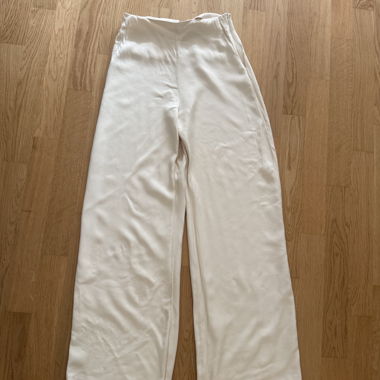 Zara-Cremefarbene Hose mit weitem Bein aus Satin-Optik