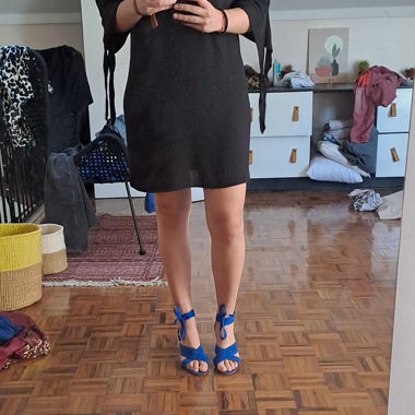 Schwarzes leichtes Kleid