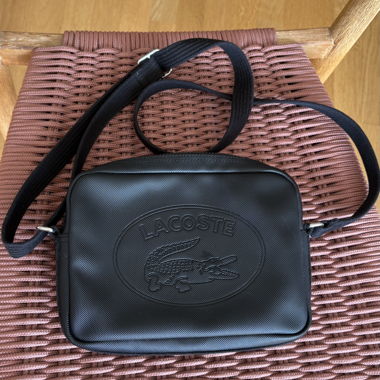 Lacoste Umhaengetasche schwarz