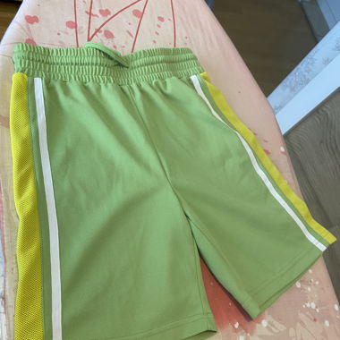 Maillot de bain pour enfants garçon de huit ans.