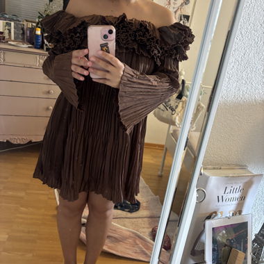Robe marron à épaules dénudées plissée