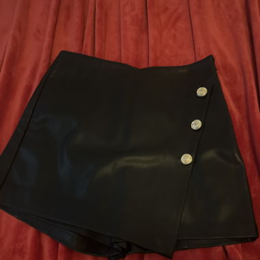 Jupe short en cuir 