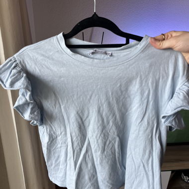 T-shirt bleu clair a volants